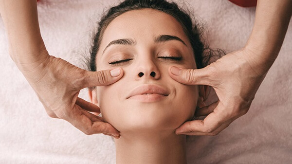 Massage giúp căng cơ mặt tự nhiên, chống chảy xệ